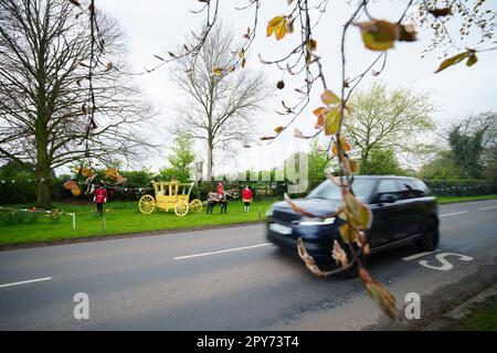 Un'esposizione stradale in anticipo dell'imminente incoronazione del re Carlo III è stata vista a Cheshire, Regno Unito, 28th aprile 2023. Credit: Jon Super/Alamy Live News. Foto Stock