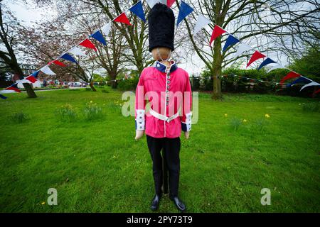 Un'esposizione stradale in anticipo dell'imminente incoronazione del re Carlo III è stata vista a Cheshire, Regno Unito, 28th aprile 2023. Credit: Jon Super/Alamy Live News. Foto Stock