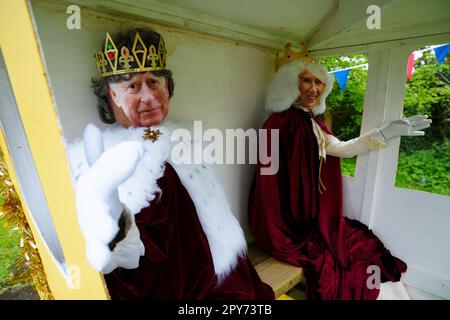 Un'esposizione stradale in anticipo dell'imminente incoronazione del re Carlo III è stata vista a Cheshire, Regno Unito, 28th aprile 2023. Credit: Jon Super/Alamy Live News. Foto Stock