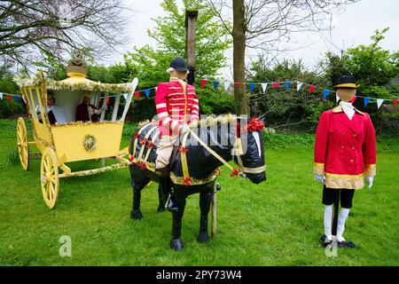 Un'esposizione stradale in anticipo dell'imminente incoronazione del re Carlo III è stata vista a Cheshire, Regno Unito, 28th aprile 2023. Credit: Jon Super/Alamy Live News. Foto Stock