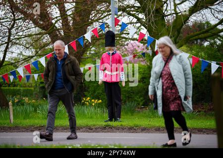 Un'esposizione stradale in anticipo dell'imminente incoronazione del re Carlo III è stata vista a Cheshire, Regno Unito, 28th aprile 2023. Credit: Jon Super/Alamy Live News. Foto Stock