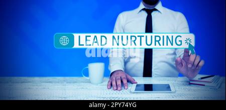 Testo che mostra inspirazione Lead Nurturing. Panoramica aziendale metodo di costruzione di un rapporto con i potenziali clienti Foto Stock