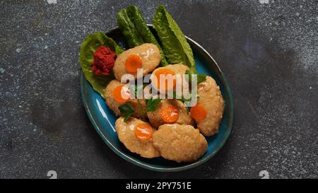 Pesce Gefilte con carote, lattuga, rafano di cavallo. Passover cibo tradizionale ebraico - concetto di celebrazione Foto Stock