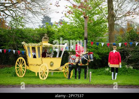 Un'esposizione stradale in anticipo dell'imminente incoronazione del re Carlo III è stata vista a Cheshire, Regno Unito, 28th aprile 2023. Credit: Jon Super/Alamy Live News. Foto Stock