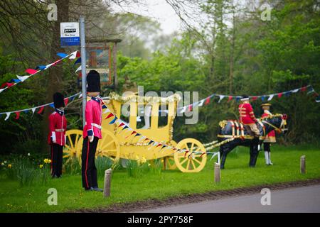 Un'esposizione stradale in anticipo dell'imminente incoronazione del re Carlo III è stata vista a Cheshire, Regno Unito, 28th aprile 2023. Credit: Jon Super/Alamy Live News. Foto Stock