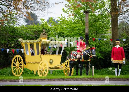 Un'esposizione stradale in anticipo dell'imminente incoronazione del re Carlo III è stata vista a Cheshire, Regno Unito, 28th aprile 2023. Credit: Jon Super/Alamy Live News. Foto Stock