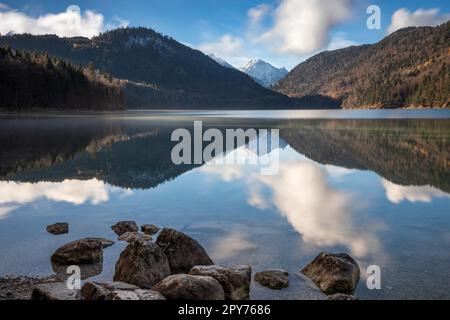 Vista sul lago Alpsee a Hohenschwangau, vicino a Fuessen, Baviera, Germania Foto Stock