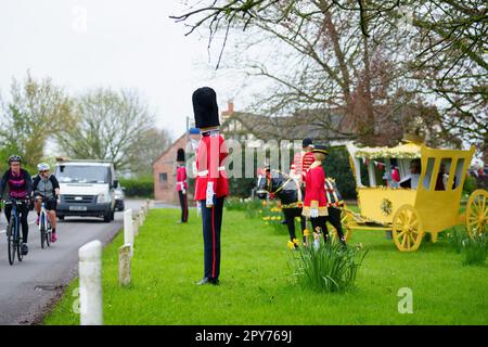 Un'esposizione stradale in anticipo dell'imminente incoronazione del re Carlo III è stata vista a Cheshire, Regno Unito, 28th aprile 2023. Credit: Jon Super/Alamy Live News. Foto Stock