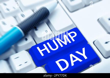 Scrittura a mano segno Hump Day. Parola per l'arrampicata su una collina proverbiale per passare attraverso una settimana dura Mercoledì Foto Stock