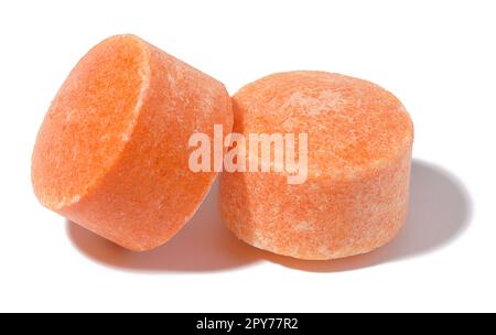 Due compresse rotonde arancioni su sfondo bianco isolato, vitamina C Foto Stock