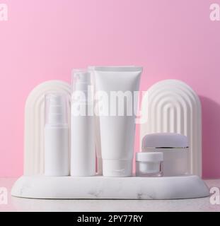 Tubo di plastica bianco, vaso per cosmetici. Contenitore per gel, crema, tonico. Pubblicità e promozione dei prodotti Foto Stock