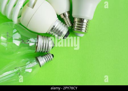 Un set di diversi tipi di lampade LED isolate su sfondo verde. Lampadine a risparmio energetico. Foto Stock