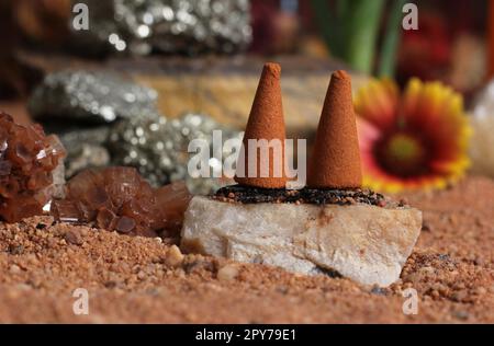 Cristallo di aragonite con coni di incenso sulla sabbia rossa australiana Foto Stock