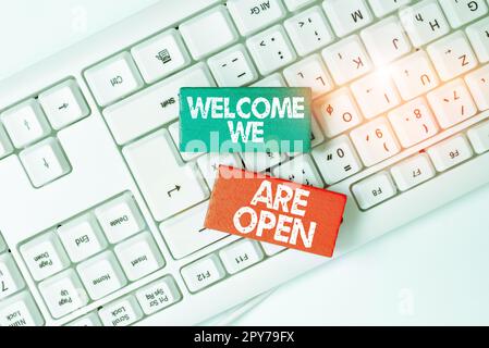 Cartello che mostra Benvenuto Siamo aperti. Internet concetto saluto fare parte di un gruppo di lavoro nuove persone Foto Stock