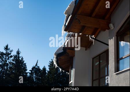 Ghiaccioli su un tetto Foto Stock