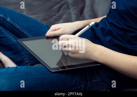 Le mani maschili tagliate funzionano con pad digitale, tablet con tecnologia a penna stilo, servizio online e wireless. Progettazione grafica Foto Stock