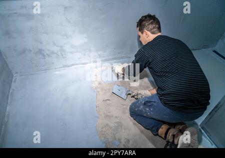 impermeabilizzazione del pavimento del bagno in un nuovo edificio Foto Stock