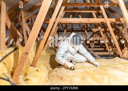 isolamento del tetto e del soffitto con lana di vetro Foto Stock