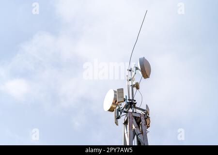 trasmettitore di segnale mobile e wifi sul palo Foto Stock