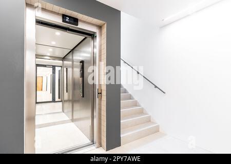 ascensore e scala in un edificio di appartamenti Foto Stock