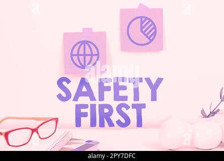 Ispirazione che mostra prima il segno sicurezza. Vetrina aziendale evitare qualsiasi rischio non necessario vivere in modo sicuro prestare attenzione Foto Stock