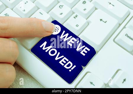 Ispirazione che mostra il segno We'VE moved. Idea di affari che va vivere da luogo un altro paese stesso o differente Foto Stock