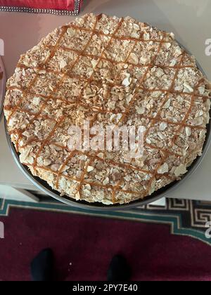 Torta al caffè sul tavolo nella caffetteria. Vista dall'alto Foto Stock