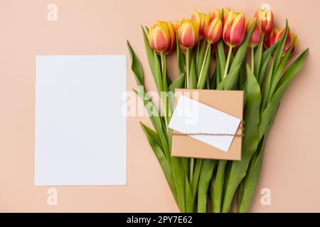 Mockup verticale per schede vuote. Grazie scheda modello con bouquet di tulipani Foto Stock