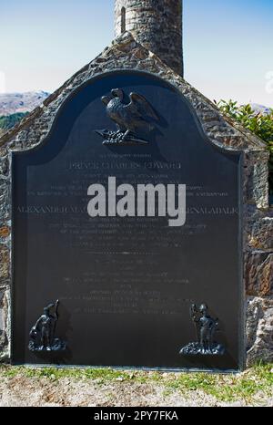 Targa ai piedi del monumento Glenfinnan che ricorda coloro che sono morti per la causa giacobita, che domina Loch Shiel. Il monumento è sormontato da un Foto Stock