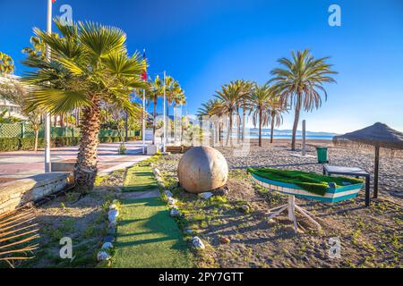 Puerto Banus vicino a Marbella, idilliaca vista sulla spiaggia di sabbia Foto Stock