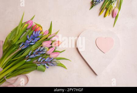 Disposizione con colorati fiori primaverili Foto Stock