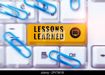 Lezioni di segno di scrittura della mano imparate. Il concetto di business promuove la condivisione e l'utilizzo delle conoscenze derivate dall'esperienza Foto Stock