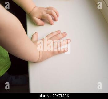 Mano bambino che mostra le cinque dita isolate su uno sfondo bianco Foto Stock