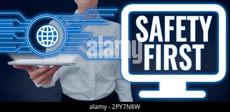 Scrittura visualizzazione del testo sicurezza prima. Concetto di business evitare qualsiasi rischio inutile vivere in modo sicuro prestare attenzione Foto Stock