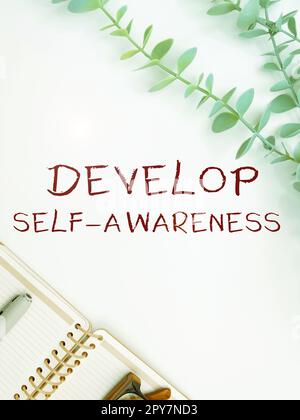 Didascalia concettuale sviluppare consapevolezza di sé. Parola per migliorare la realizzazione netta della propria personalità Foto Stock