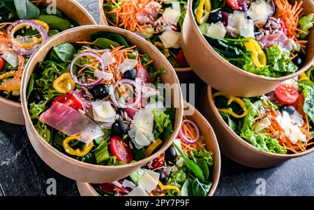 Scatole di carta con insalate di verdure preconfezionate pronte per la vendita Foto Stock