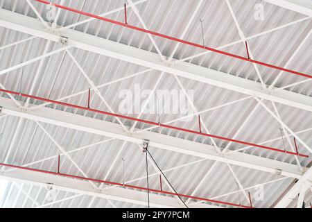 primo piano della struttura del tetto in acciaio bianco dell'hangar industriale interno Foto Stock