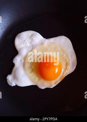 Uovo di gallina in una padella Foto Stock