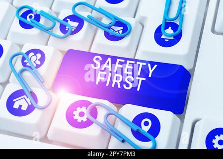 Scrittura visualizzazione del testo sicurezza prima. Idea di business evitare qualsiasi rischio inutile vivere in modo sicuro prestare attenzione Foto Stock