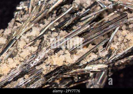 Cristalli di antimonite in primo piano Foto Stock