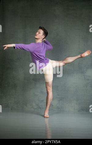 Ballerina maschile in posa danzante dinomatica in studio fotografico Foto Stock