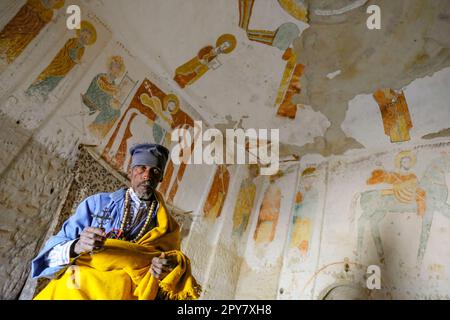 Megab, Etiopia - 9 gennaio 2018: Un sacerdote all'interno della Chiesa di Daniel Korkor nei monti Gheralta, Tigray, Etiopia. Foto Stock