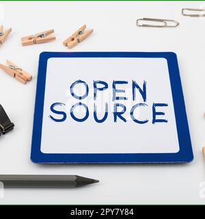 Visualizzazione concettuale Open Source. Parola scritta su software che denota il codice sorgente originale liberamente disponibile Foto Stock