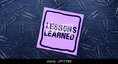 Didascalia di testo che presenta le lezioni apprese. La vetrina aziendale promuove la condivisione e l'utilizzo delle conoscenze derivanti dall'esperienza Foto Stock