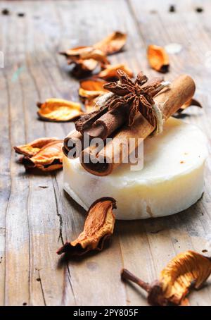 Sapone artigianale naturale con olio essenziale di anice e cannella per il bagno di bellezza e la cura del corpo. Foto Stock
