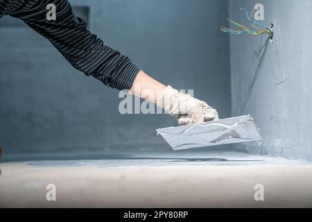 impermeabilizzazione del pavimento del bagno in un nuovo edificio Foto Stock