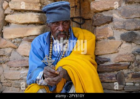 Megab, Etiopia - 9 gennaio 2018: Un sacerdote al di fuori della Chiesa di Daniel Korkor nei monti Gheralta, Tigray, Etiopia. Foto Stock