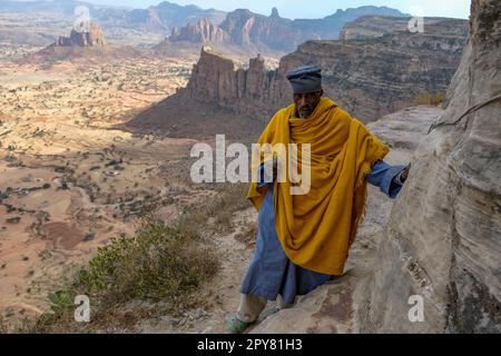 Megab, Etiopia - 9 gennaio 2018: Un sacerdote al di fuori della Chiesa di Daniel Korkor nei monti Gheralta, Tigray, Etiopia. Foto Stock