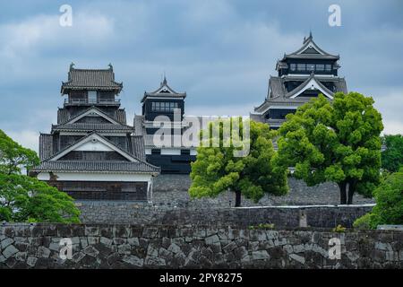 Kumamoto, Giappone - 26 aprile 2023: Viste del Castello di Kumamoto sull'isola di Kyushu in Giappone. Foto Stock