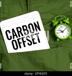 Didascalia testo con offset carbonio. Concetto Internet riduzione delle emissioni di anidride carbonica o di altri gas Foto Stock